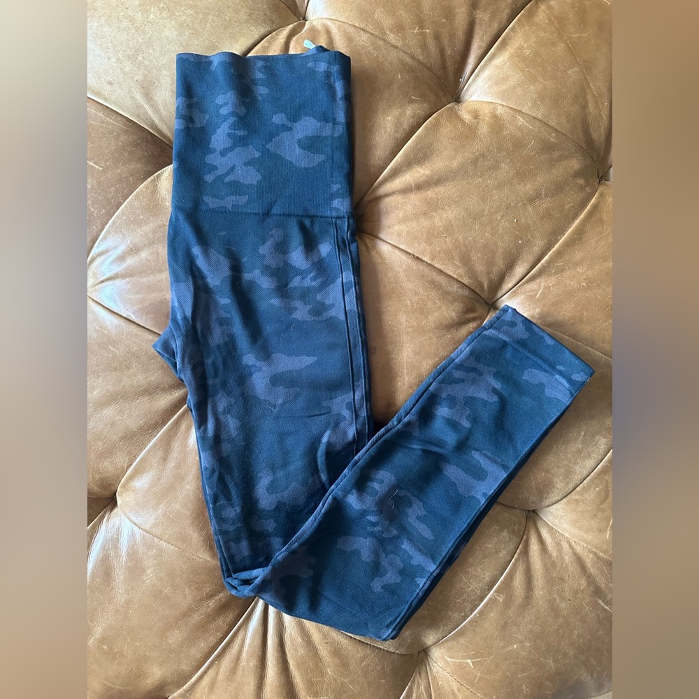 Spanx Look At Me Now Seamless Black High Rise Camo 7/8 Leggings Size Medium